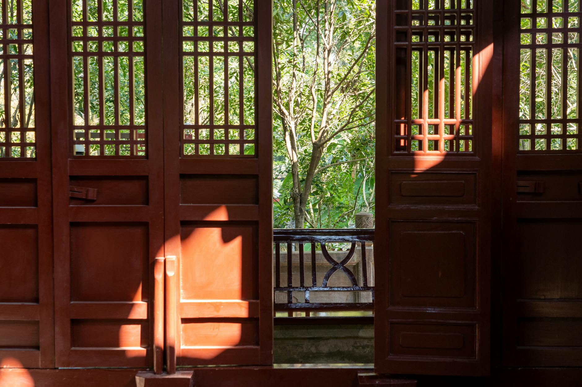 jaarverslag lezen belegger — Foto: Peter Xie (Pexels)